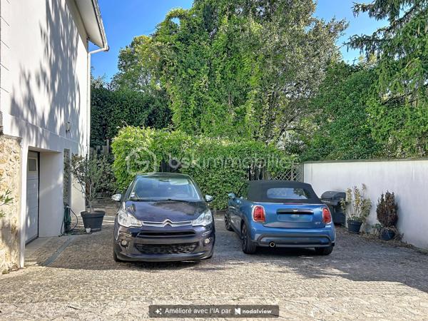 Maison de charme entièrement rénovée – Au calme d’une impasse, proche de toutes les commodités

Au fond d’une impasse, à l’abri des regards et du bruit, découvrez cette très jolie villa d'environ 106 m² Ssol, située sur une parcelle de 220 m². Un cadre paisible et intime, tout en restant à proximité de la gare, des commerces et des écoles.

Entièrement rénovée, cette maison séduit par son charme et ses prestations soignées. Double vitrage et volets roulants, verrières, portes à galandage, espaces ect...

Dès l’entrée, de grands rangements facilitent le quotidien. Le séjour / salle à manger, lumineux, bénéficie d’une double exposition sud-nord. La cuisine, aménagée et équipée, se distingue par la qualité de ses finitions.

L’espace nuit comprend trois grandes chambres, dont certaines avec placards. Deux salles d’eau, l'une avec toilettes , l'autre avec toilettes séparées, complètent l’ensemble.

À l’extérieur, une très jolie terrasse arborée, décorée dans un esprit zen, offre un espace de détente privilégié. Une grande cour permet de stationner plusieurs véhicules.

Le sous-sol total de 50 m² comprend deux grands garages de 25 m² chacun, ainsi qu’un espace buanderie. Sa belle hauteur  et son isolation énergétique offre un potentiel d’aménagement à explorer, notamment pour un projet d’appartement supplémentaire avec accès indépendant.

Un appentis complète ce bien.

La rénovation complète de la maison, incluant le ravalement avec amélioration de l’isolation thermique, s’accompagne d’une très bonne performance énergétique.

Du charme, du confort et une tranquillité préservée, à proximité de tout : une maison à découvrir !
.