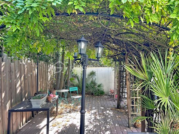 Maison de charme entièrement rénovée – Au calme d’une impasse, proche de toutes les commodités

Au fond d’une impasse, à l’abri des regards et du bruit, découvrez cette très jolie villa d'environ 106 m² Ssol, située sur une parcelle de 220 m². Un cadre paisible et intime, tout en restant à proximité de la gare, des commerces et des écoles.

Entièrement rénovée, cette maison séduit par son charme et ses prestations soignées. Double vitrage et volets roulants, verrières, portes à galandage, espaces ect...

Dès l’entrée, de grands rangements facilitent le quotidien. Le séjour / salle à manger, lumineux, bénéficie d’une double exposition sud-nord. La cuisine, aménagée et équipée, se distingue par la qualité de ses finitions.

L’espace nuit comprend trois grandes chambres, dont certaines avec placards. Deux salles d’eau, l'une avec toilettes , l'autre avec toilettes séparées, complètent l’ensemble.

À l’extérieur, une très jolie terrasse arborée, décorée dans un esprit zen, offre un espace de détente privilégié. Une grande cour permet de stationner plusieurs véhicules.

Le sous-sol total de 50 m² comprend deux grands garages de 25 m² chacun, ainsi qu’un espace buanderie. Sa belle hauteur  et son isolation énergétique offre un potentiel d’aménagement à explorer, notamment pour un projet d’appartement supplémentaire avec accès indépendant.

Un appentis complète ce bien.

La rénovation complète de la maison, incluant le ravalement avec amélioration de l’isolation thermique, s’accompagne d’une très bonne performance énergétique.

Du charme, du confort et une tranquillité préservée, à proximité de tout : une maison à découvrir !
.