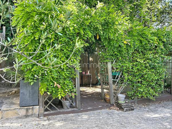 Maison de charme entièrement rénovée – Au calme d’une impasse, proche de toutes les commodités

Au fond d’une impasse, à l’abri des regards et du bruit, découvrez cette très jolie villa d'environ 106 m² Ssol, située sur une parcelle de 220 m². Un cadre paisible et intime, tout en restant à proximité de la gare, des commerces et des écoles.

Entièrement rénovée, cette maison séduit par son charme et ses prestations soignées. Double vitrage et volets roulants, verrières, portes à galandage, espaces ect...

Dès l’entrée, de grands rangements facilitent le quotidien. Le séjour / salle à manger, lumineux, bénéficie d’une double exposition sud-nord. La cuisine, aménagée et équipée, se distingue par la qualité de ses finitions.

L’espace nuit comprend trois grandes chambres, dont certaines avec placards. Deux salles d’eau, l'une avec toilettes , l'autre avec toilettes séparées, complètent l’ensemble.

À l’extérieur, une très jolie terrasse arborée, décorée dans un esprit zen, offre un espace de détente privilégié. Une grande cour permet de stationner plusieurs véhicules.

Le sous-sol total de 50 m² comprend deux grands garages de 25 m² chacun, ainsi qu’un espace buanderie. Sa belle hauteur  et son isolation énergétique offre un potentiel d’aménagement à explorer, notamment pour un projet d’appartement supplémentaire avec accès indépendant.

Un appentis complète ce bien.

La rénovation complète de la maison, incluant le ravalement avec amélioration de l’isolation thermique, s’accompagne d’une très bonne performance énergétique.

Du charme, du confort et une tranquillité préservée, à proximité de tout : une maison à découvrir !
.