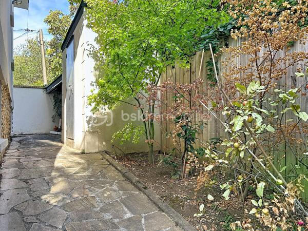 Maison de charme entièrement rénovée – Au calme d’une impasse, proche de toutes les commodités

Au fond d’une impasse, à l’abri des regards et du bruit, découvrez cette très jolie villa d'environ 106 m² Ssol, située sur une parcelle de 220 m². Un cadre paisible et intime, tout en restant à proximité de la gare, des commerces et des écoles.

Entièrement rénovée, cette maison séduit par son charme et ses prestations soignées. Double vitrage et volets roulants, verrières, portes à galandage, espaces ect...

Dès l’entrée, de grands rangements facilitent le quotidien. Le séjour / salle à manger, lumineux, bénéficie d’une double exposition sud-nord. La cuisine, aménagée et équipée, se distingue par la qualité de ses finitions.

L’espace nuit comprend trois grandes chambres, dont certaines avec placards. Deux salles d’eau, l'une avec toilettes , l'autre avec toilettes séparées, complètent l’ensemble.

À l’extérieur, une très jolie terrasse arborée, décorée dans un esprit zen, offre un espace de détente privilégié. Une grande cour permet de stationner plusieurs véhicules.

Le sous-sol total de 50 m² comprend deux grands garages de 25 m² chacun, ainsi qu’un espace buanderie. Sa belle hauteur  et son isolation énergétique offre un potentiel d’aménagement à explorer, notamment pour un projet d’appartement supplémentaire avec accès indépendant.

Un appentis complète ce bien.

La rénovation complète de la maison, incluant le ravalement avec amélioration de l’isolation thermique, s’accompagne d’une très bonne performance énergétique.

Du charme, du confort et une tranquillité préservée, à proximité de tout : une maison à découvrir !
.