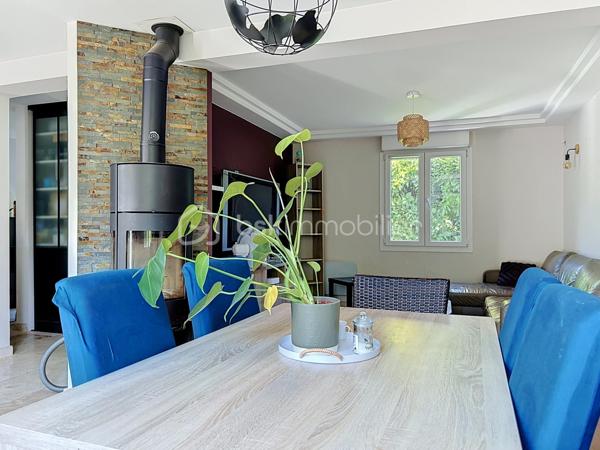 Maison de charme entièrement rénovée – Au calme d’une impasse, proche de toutes les commodités

Au fond d’une impasse, à l’abri des regards et du bruit, découvrez cette très jolie villa d'environ 106 m² Ssol, située sur une parcelle de 220 m². Un cadre paisible et intime, tout en restant à proximité de la gare, des commerces et des écoles.

Entièrement rénovée, cette maison séduit par son charme et ses prestations soignées. Double vitrage et volets roulants, verrières, portes à galandage, espaces ect...

Dès l’entrée, de grands rangements facilitent le quotidien. Le séjour / salle à manger, lumineux, bénéficie d’une double exposition sud-nord. La cuisine, aménagée et équipée, se distingue par la qualité de ses finitions.

L’espace nuit comprend trois grandes chambres, dont certaines avec placards. Deux salles d’eau, l'une avec toilettes , l'autre avec toilettes séparées, complètent l’ensemble.

À l’extérieur, une très jolie terrasse arborée, décorée dans un esprit zen, offre un espace de détente privilégié. Une grande cour permet de stationner plusieurs véhicules.

Le sous-sol total de 50 m² comprend deux grands garages de 25 m² chacun, ainsi qu’un espace buanderie. Sa belle hauteur  et son isolation énergétique offre un potentiel d’aménagement à explorer, notamment pour un projet d’appartement supplémentaire avec accès indépendant.

Un appentis complète ce bien.

La rénovation complète de la maison, incluant le ravalement avec amélioration de l’isolation thermique, s’accompagne d’une très bonne performance énergétique.

Du charme, du confort et une tranquillité préservée, à proximité de tout : une maison à découvrir !
.