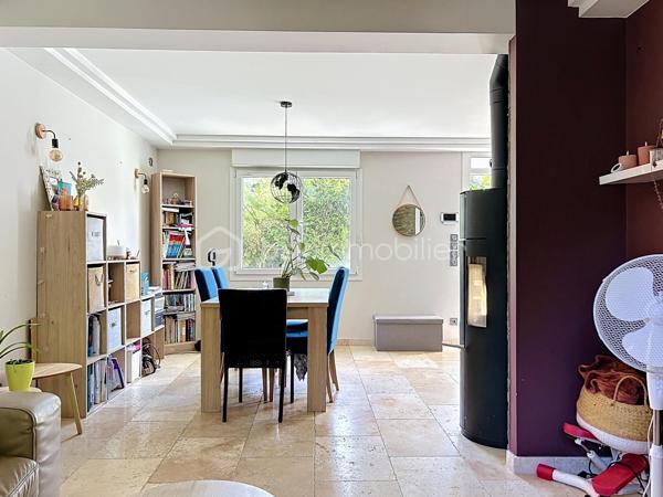 Maison de charme entièrement rénovée – Au calme d’une impasse, proche de toutes les commodités

Au fond d’une impasse, à l’abri des regards et du bruit, découvrez cette très jolie villa d'environ 106 m² Ssol, située sur une parcelle de 220 m². Un cadre paisible et intime, tout en restant à proximité de la gare, des commerces et des écoles.

Entièrement rénovée, cette maison séduit par son charme et ses prestations soignées. Double vitrage et volets roulants, verrières, portes à galandage, espaces ect...

Dès l’entrée, de grands rangements facilitent le quotidien. Le séjour / salle à manger, lumineux, bénéficie d’une double exposition sud-nord. La cuisine, aménagée et équipée, se distingue par la qualité de ses finitions.

L’espace nuit comprend trois grandes chambres, dont certaines avec placards. Deux salles d’eau, l'une avec toilettes , l'autre avec toilettes séparées, complètent l’ensemble.

À l’extérieur, une très jolie terrasse arborée, décorée dans un esprit zen, offre un espace de détente privilégié. Une grande cour permet de stationner plusieurs véhicules.

Le sous-sol total de 50 m² comprend deux grands garages de 25 m² chacun, ainsi qu’un espace buanderie. Sa belle hauteur  et son isolation énergétique offre un potentiel d’aménagement à explorer, notamment pour un projet d’appartement supplémentaire avec accès indépendant.

Un appentis complète ce bien.

La rénovation complète de la maison, incluant le ravalement avec amélioration de l’isolation thermique, s’accompagne d’une très bonne performance énergétique.

Du charme, du confort et une tranquillité préservée, à proximité de tout : une maison à découvrir !
.