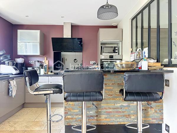 Maison de charme entièrement rénovée – Au calme d’une impasse, proche de toutes les commodités

Au fond d’une impasse, à l’abri des regards et du bruit, découvrez cette très jolie villa d'environ 106 m² Ssol, située sur une parcelle de 220 m². Un cadre paisible et intime, tout en restant à proximité de la gare, des commerces et des écoles.

Entièrement rénovée, cette maison séduit par son charme et ses prestations soignées. Double vitrage et volets roulants, verrières, portes à galandage, espaces ect...

Dès l’entrée, de grands rangements facilitent le quotidien. Le séjour / salle à manger, lumineux, bénéficie d’une double exposition sud-nord. La cuisine, aménagée et équipée, se distingue par la qualité de ses finitions.

L’espace nuit comprend trois grandes chambres, dont certaines avec placards. Deux salles d’eau, l'une avec toilettes , l'autre avec toilettes séparées, complètent l’ensemble.

À l’extérieur, une très jolie terrasse arborée, décorée dans un esprit zen, offre un espace de détente privilégié. Une grande cour permet de stationner plusieurs véhicules.

Le sous-sol total de 50 m² comprend deux grands garages de 25 m² chacun, ainsi qu’un espace buanderie. Sa belle hauteur  et son isolation énergétique offre un potentiel d’aménagement à explorer, notamment pour un projet d’appartement supplémentaire avec accès indépendant.

Un appentis complète ce bien.

La rénovation complète de la maison, incluant le ravalement avec amélioration de l’isolation thermique, s’accompagne d’une très bonne performance énergétique.

Du charme, du confort et une tranquillité préservée, à proximité de tout : une maison à découvrir !
.