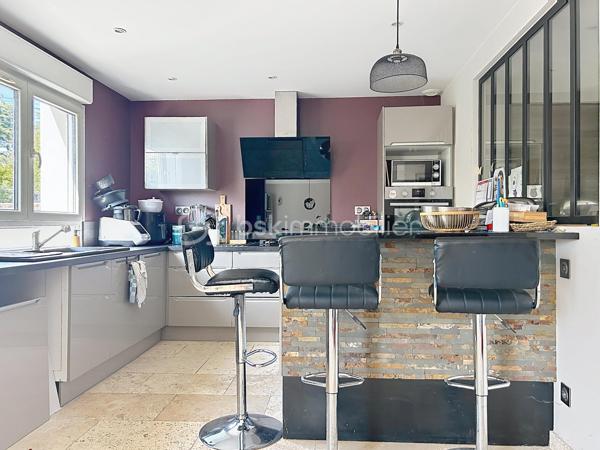 Maison de charme entièrement rénovée – Au calme d’une impasse, proche de toutes les commodités

Au fond d’une impasse, à l’abri des regards et du bruit, découvrez cette très jolie villa d'environ 106 m² Ssol, située sur une parcelle de 220 m². Un cadre paisible et intime, tout en restant à proximité de la gare, des commerces et des écoles.

Entièrement rénovée, cette maison séduit par son charme et ses prestations soignées. Double vitrage et volets roulants, verrières, portes à galandage, espaces ect...

Dès l’entrée, de grands rangements facilitent le quotidien. Le séjour / salle à manger, lumineux, bénéficie d’une double exposition sud-nord. La cuisine, aménagée et équipée, se distingue par la qualité de ses finitions.

L’espace nuit comprend trois grandes chambres, dont certaines avec placards. Deux salles d’eau, l'une avec toilettes , l'autre avec toilettes séparées, complètent l’ensemble.

À l’extérieur, une très jolie terrasse arborée, décorée dans un esprit zen, offre un espace de détente privilégié. Une grande cour permet de stationner plusieurs véhicules.

Le sous-sol total de 50 m² comprend deux grands garages de 25 m² chacun, ainsi qu’un espace buanderie. Sa belle hauteur  et son isolation énergétique offre un potentiel d’aménagement à explorer, notamment pour un projet d’appartement supplémentaire avec accès indépendant.

Un appentis complète ce bien.

La rénovation complète de la maison, incluant le ravalement avec amélioration de l’isolation thermique, s’accompagne d’une très bonne performance énergétique.

Du charme, du confort et une tranquillité préservée, à proximité de tout : une maison à découvrir !
.
