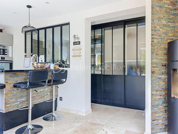 Maison de charme entièrement rénovée – Au calme d’une impasse, proche de toutes les commodités

Au fond d’une impasse, à l’abri des regards et du bruit, découvrez cette très jolie villa d'environ 106 m² Ssol, située sur une parcelle de 220 m². Un cadre paisible et intime, tout en restant à proximité de la gare, des commerces et des écoles.

Entièrement rénovée, cette maison séduit par son charme et ses prestations soignées. Double vitrage et volets roulants, verrières, portes à galandage, espaces ect...

Dès l’entrée, de grands rangements facilitent le quotidien. Le séjour / salle à manger, lumineux, bénéficie d’une double exposition sud-nord. La cuisine, aménagée et équipée, se distingue par la qualité de ses finitions.

L’espace nuit comprend trois grandes chambres, dont certaines avec placards. Deux salles d’eau, l'une avec toilettes , l'autre avec toilettes séparées, complètent l’ensemble.

À l’extérieur, une très jolie terrasse arborée, décorée dans un esprit zen, offre un espace de détente privilégié. Une grande cour permet de stationner plusieurs véhicules.

Le sous-sol total de 50 m² comprend deux grands garages de 25 m² chacun, ainsi qu’un espace buanderie. Sa belle hauteur  et son isolation énergétique offre un potentiel d’aménagement à explorer, notamment pour un projet d’appartement supplémentaire avec accès indépendant.

Un appentis complète ce bien.

La rénovation complète de la maison, incluant le ravalement avec amélioration de l’isolation thermique, s’accompagne d’une très bonne performance énergétique.

Du charme, du confort et une tranquillité préservée, à proximité de tout : une maison à découvrir !
.