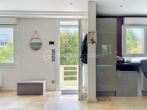 Maison de charme entièrement rénovée – Au calme d’une impasse, proche de toutes les commodités

Au fond d’une impasse, à l’abri des regards et du bruit, découvrez cette très jolie villa d'environ 106 m² Ssol, située sur une parcelle de 220 m². Un cadre paisible et intime, tout en restant à proximité de la gare, des commerces et des écoles.

Entièrement rénovée, cette maison séduit par son charme et ses prestations soignées. Double vitrage et volets roulants, verrières, portes à galandage, espaces ect...

Dès l’entrée, de grands rangements facilitent le quotidien. Le séjour / salle à manger, lumineux, bénéficie d’une double exposition sud-nord. La cuisine, aménagée et équipée, se distingue par la qualité de ses finitions.

L’espace nuit comprend trois grandes chambres, dont certaines avec placards. Deux salles d’eau, l'une avec toilettes , l'autre avec toilettes séparées, complètent l’ensemble.

À l’extérieur, une très jolie terrasse arborée, décorée dans un esprit zen, offre un espace de détente privilégié. Une grande cour permet de stationner plusieurs véhicules.

Le sous-sol total de 50 m² comprend deux grands garages de 25 m² chacun, ainsi qu’un espace buanderie. Sa belle hauteur  et son isolation énergétique offre un potentiel d’aménagement à explorer, notamment pour un projet d’appartement supplémentaire avec accès indépendant.

Un appentis complète ce bien.

La rénovation complète de la maison, incluant le ravalement avec amélioration de l’isolation thermique, s’accompagne d’une très bonne performance énergétique.

Du charme, du confort et une tranquillité préservée, à proximité de tout : une maison à découvrir !
.