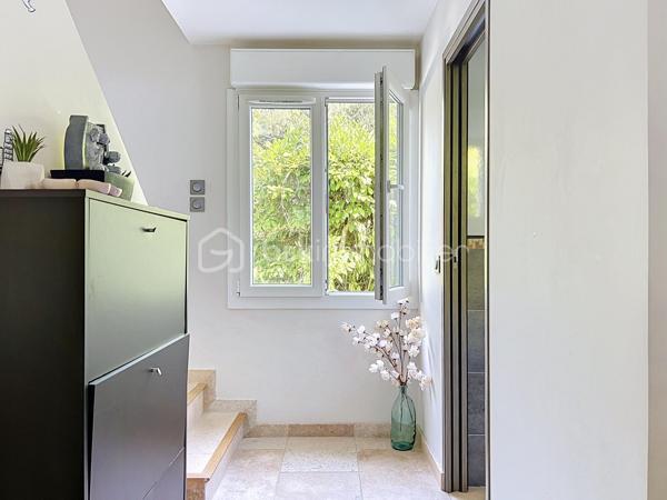 Maison de charme entièrement rénovée – Au calme d’une impasse, proche de toutes les commodités

Au fond d’une impasse, à l’abri des regards et du bruit, découvrez cette très jolie villa d'environ 106 m² Ssol, située sur une parcelle de 220 m². Un cadre paisible et intime, tout en restant à proximité de la gare, des commerces et des écoles.

Entièrement rénovée, cette maison séduit par son charme et ses prestations soignées. Double vitrage et volets roulants, verrières, portes à galandage, espaces ect...

Dès l’entrée, de grands rangements facilitent le quotidien. Le séjour / salle à manger, lumineux, bénéficie d’une double exposition sud-nord. La cuisine, aménagée et équipée, se distingue par la qualité de ses finitions.

L’espace nuit comprend trois grandes chambres, dont certaines avec placards. Deux salles d’eau, l'une avec toilettes , l'autre avec toilettes séparées, complètent l’ensemble.

À l’extérieur, une très jolie terrasse arborée, décorée dans un esprit zen, offre un espace de détente privilégié. Une grande cour permet de stationner plusieurs véhicules.

Le sous-sol total de 50 m² comprend deux grands garages de 25 m² chacun, ainsi qu’un espace buanderie. Sa belle hauteur  et son isolation énergétique offre un potentiel d’aménagement à explorer, notamment pour un projet d’appartement supplémentaire avec accès indépendant.

Un appentis complète ce bien.

La rénovation complète de la maison, incluant le ravalement avec amélioration de l’isolation thermique, s’accompagne d’une très bonne performance énergétique.

Du charme, du confort et une tranquillité préservée, à proximité de tout : une maison à découvrir !
.