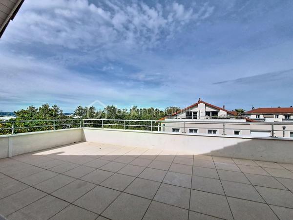 Alisson GREMBER vous présente ce rooftop récent de 4 pièces de 103 m² Carrez (116 m² utiles), de 2016, situé au 4e et dernier étage avec ascenseur, situé Avenue Jules Guesde à Vénissieux au cœur du secteur de Parilly, à la limite de Lyon 8e.
Il comprend 2 niveaux :
1.	Au niveau de l'entrée : - Entrée avec placard de rangement, trois belles chambres avec rangements intégrés, un espace bureau, une salle de bains, WC indépendants, espace buanderie sous escalier.
2.	À l'étage : - Superbe pièce de vie climatisée de plus de 43 m², lumineuse, une cuisine américaine entièrement équipée, une terrasse de 46 m², véritable espace de vie extérieur, idéale pour recevoir, WC indépendants, cellier-buanderie.
Un garage double fermé en sous-sol complète ce bien.
Résidence sécurisée : visiophone, et télésurveillance de l'immeuble et des garages. Local à vélo en sous-sol fermé et bel espace vert de copropriété. 
Chauffage et eau chaude sanitaire individuels au gaz. Volets roulants électriques. Velux à ouverture électrique.
La majorité des peintures sont à refaire. 
Proximité immédiate des commodités (hôpitaux, grands axes routiers). - Transports en commun : BUS, TRAM T4 et métro D, Gare de Vénissieux. - Commerces, grandes surfaces alimentaires et de bricolage. - École, collège et lycée à proximité. - Parc de Parilly à 5 minutes
Charges de copropriété : 196 EUR / mois 
Bien soumis au régime de la copropriété. Copropriété de 58 lots d’habitation. (Aucune procédure en cours) 
Taxe foncière : 1641 EUR / an. 
DPE : B

ATOUTS : Rooftop récent, dernier étage, belle copropriété, lumineux, grande terrasse, proche commerces et écoles, accès rapide gare Vénissieux et Parc de Parilly.
Visite virtuelle disponible.
PRIX DE VENTE HAI : 288 000 EUR dont Honoraires d'agence 7024 EUR charge vendeur soit 2.5 % seulement. Garage double en sus à 32000€. 
Contact Alisson Grember 06 26 81 44 68 Agent commercial RSAC 877976407 
***** ESTIMATION GRATUITE ! Vous souhaitez VENDRE votre bien ? Faites-moi confiance pendant 1, 2 ou 3 mois. BSK Immobilier - https://bskimmobilier.com/alisson-grember-11647 
Devenez apporteur d’affaires et gagnez 10% de la commission, téléchargez l’application MARECO, code parrain : 218802 – Alisson Grember.