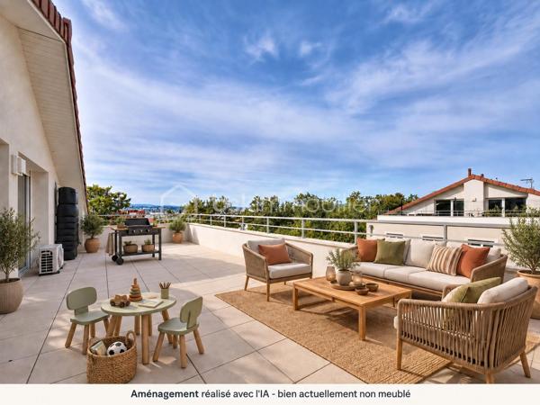 Alisson GREMBER vous présente ce rooftop récent de 4 pièces de 103 m² Carrez (116 m² utiles), de 2016, situé au 4e et dernier étage avec ascenseur, situé Avenue Jules Guesde à Vénissieux au cœur du secteur de Parilly, à la limite de Lyon 8e.
Il comprend 2 niveaux :
1.	Au niveau de l'entrée : - Entrée avec placard de rangement, trois belles chambres avec rangements intégrés, un espace bureau, une salle de bains, WC indépendants, espace buanderie sous escalier.
2.	À l'étage : - Superbe pièce de vie climatisée de plus de 43 m², lumineuse, une cuisine américaine entièrement équipée, une terrasse de 46 m², véritable espace de vie extérieur, idéale pour recevoir, WC indépendants, cellier-buanderie.
Un garage double fermé en sous-sol complète ce bien.
Résidence sécurisée : visiophone, et télésurveillance de l'immeuble et des garages. Local à vélo en sous-sol fermé et bel espace vert de copropriété. 
Chauffage et eau chaude sanitaire individuels au gaz. Volets roulants électriques. Velux à ouverture électrique.
La majorité des peintures sont à refaire. 
Proximité immédiate des commodités (hôpitaux, grands axes routiers). - Transports en commun : BUS, TRAM T4 et métro D, Gare de Vénissieux. - Commerces, grandes surfaces alimentaires et de bricolage. - École, collège et lycée à proximité. - Parc de Parilly à 5 minutes
Charges de copropriété : 196 EUR / mois 
Bien soumis au régime de la copropriété. Copropriété de 58 lots d’habitation. (Aucune procédure en cours) 
Taxe foncière : 1641 EUR / an. 
DPE : B

ATOUTS : Rooftop récent, dernier étage, belle copropriété, lumineux, grande terrasse, proche commerces et écoles, accès rapide gare Vénissieux et Parc de Parilly.
Visite virtuelle disponible.
PRIX DE VENTE HAI : 288 000 EUR dont Honoraires d'agence 7024 EUR charge vendeur soit 2.5 % seulement. Garage double en sus à 32000€. 
Contact Alisson Grember 06 26 81 44 68 Agent commercial RSAC 877976407 
***** ESTIMATION GRATUITE ! Vous souhaitez VENDRE votre bien ? Faites-moi confiance pendant 1, 2 ou 3 mois. BSK Immobilier - https://bskimmobilier.com/alisson-grember-11647 
Devenez apporteur d’affaires et gagnez 10% de la commission, téléchargez l’application MARECO, code parrain : 218802 – Alisson Grember.