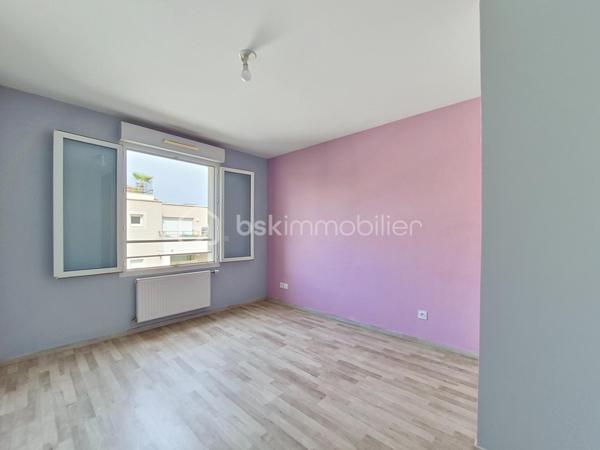 Alisson GREMBER vous présente ce rooftop récent de 4 pièces de 103 m² Carrez (116 m² utiles), de 2016, situé au 4e et dernier étage avec ascenseur, situé Avenue Jules Guesde à Vénissieux au cœur du secteur de Parilly, à la limite de Lyon 8e.
Il comprend 2 niveaux :
1.	Au niveau de l'entrée : - Entrée avec placard de rangement, trois belles chambres avec rangements intégrés, un espace bureau, une salle de bains, WC indépendants, espace buanderie sous escalier.
2.	À l'étage : - Superbe pièce de vie climatisée de plus de 43 m², lumineuse, une cuisine américaine entièrement équipée, une terrasse de 46 m², véritable espace de vie extérieur, idéale pour recevoir, WC indépendants, cellier-buanderie.
Un garage double fermé en sous-sol complète ce bien.
Résidence sécurisée : visiophone, et télésurveillance de l'immeuble et des garages. Local à vélo en sous-sol fermé et bel espace vert de copropriété. 
Chauffage et eau chaude sanitaire individuels au gaz. Volets roulants électriques. Velux à ouverture électrique.
La majorité des peintures sont à refaire. 
Proximité immédiate des commodités (hôpitaux, grands axes routiers). - Transports en commun : BUS, TRAM T4 et métro D, Gare de Vénissieux. - Commerces, grandes surfaces alimentaires et de bricolage. - École, collège et lycée à proximité. - Parc de Parilly à 5 minutes
Charges de copropriété : 196 EUR / mois 
Bien soumis au régime de la copropriété. Copropriété de 58 lots d’habitation. (Aucune procédure en cours) 
Taxe foncière : 1641 EUR / an. 
DPE : B

ATOUTS : Rooftop récent, dernier étage, belle copropriété, lumineux, grande terrasse, proche commerces et écoles, accès rapide gare Vénissieux et Parc de Parilly.
Visite virtuelle disponible.
PRIX DE VENTE HAI : 288 000 EUR dont Honoraires d'agence 7024 EUR charge vendeur soit 2.5 % seulement. Garage double en sus à 32000€. 
Contact Alisson Grember 06 26 81 44 68 Agent commercial RSAC 877976407 
***** ESTIMATION GRATUITE ! Vous souhaitez VENDRE votre bien ? Faites-moi confiance pendant 1, 2 ou 3 mois. BSK Immobilier - https://bskimmobilier.com/alisson-grember-11647 
Devenez apporteur d’affaires et gagnez 10% de la commission, téléchargez l’application MARECO, code parrain : 218802 – Alisson Grember.