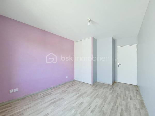 Alisson GREMBER vous présente ce rooftop récent de 4 pièces de 103 m² Carrez (116 m² utiles), de 2016, situé au 4e et dernier étage avec ascenseur, situé Avenue Jules Guesde à Vénissieux au cœur du secteur de Parilly, à la limite de Lyon 8e.
Il comprend 2 niveaux :
1.	Au niveau de l'entrée : - Entrée avec placard de rangement, trois belles chambres avec rangements intégrés, un espace bureau, une salle de bains, WC indépendants, espace buanderie sous escalier.
2.	À l'étage : - Superbe pièce de vie climatisée de plus de 43 m², lumineuse, une cuisine américaine entièrement équipée, une terrasse de 46 m², véritable espace de vie extérieur, idéale pour recevoir, WC indépendants, cellier-buanderie.
Un garage double fermé en sous-sol complète ce bien.
Résidence sécurisée : visiophone, et télésurveillance de l'immeuble et des garages. Local à vélo en sous-sol fermé et bel espace vert de copropriété. 
Chauffage et eau chaude sanitaire individuels au gaz. Volets roulants électriques. Velux à ouverture électrique.
La majorité des peintures sont à refaire. 
Proximité immédiate des commodités (hôpitaux, grands axes routiers). - Transports en commun : BUS, TRAM T4 et métro D, Gare de Vénissieux. - Commerces, grandes surfaces alimentaires et de bricolage. - École, collège et lycée à proximité. - Parc de Parilly à 5 minutes
Charges de copropriété : 196 EUR / mois 
Bien soumis au régime de la copropriété. Copropriété de 58 lots d’habitation. (Aucune procédure en cours) 
Taxe foncière : 1641 EUR / an. 
DPE : B

ATOUTS : Rooftop récent, dernier étage, belle copropriété, lumineux, grande terrasse, proche commerces et écoles, accès rapide gare Vénissieux et Parc de Parilly.
Visite virtuelle disponible.
PRIX DE VENTE HAI : 288 000 EUR dont Honoraires d'agence 7024 EUR charge vendeur soit 2.5 % seulement. Garage double en sus à 32000€. 
Contact Alisson Grember 06 26 81 44 68 Agent commercial RSAC 877976407 
***** ESTIMATION GRATUITE ! Vous souhaitez VENDRE votre bien ? Faites-moi confiance pendant 1, 2 ou 3 mois. BSK Immobilier - https://bskimmobilier.com/alisson-grember-11647 
Devenez apporteur d’affaires et gagnez 10% de la commission, téléchargez l’application MARECO, code parrain : 218802 – Alisson Grember.