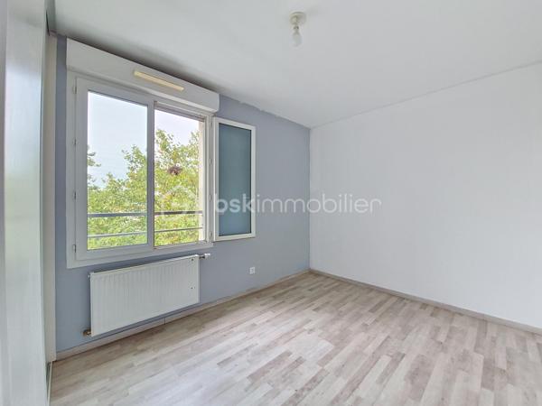 Alisson GREMBER vous présente ce rooftop récent de 4 pièces de 103 m² Carrez (116 m² utiles), de 2016, situé au 4e et dernier étage avec ascenseur, situé Avenue Jules Guesde à Vénissieux au cœur du secteur de Parilly, à la limite de Lyon 8e.
Il comprend 2 niveaux :
1.	Au niveau de l'entrée : - Entrée avec placard de rangement, trois belles chambres avec rangements intégrés, un espace bureau, une salle de bains, WC indépendants, espace buanderie sous escalier.
2.	À l'étage : - Superbe pièce de vie climatisée de plus de 43 m², lumineuse, une cuisine américaine entièrement équipée, une terrasse de 46 m², véritable espace de vie extérieur, idéale pour recevoir, WC indépendants, cellier-buanderie.
Un garage double fermé en sous-sol complète ce bien.
Résidence sécurisée : visiophone, et télésurveillance de l'immeuble et des garages. Local à vélo en sous-sol fermé et bel espace vert de copropriété. 
Chauffage et eau chaude sanitaire individuels au gaz. Volets roulants électriques. Velux à ouverture électrique.
La majorité des peintures sont à refaire. 
Proximité immédiate des commodités (hôpitaux, grands axes routiers). - Transports en commun : BUS, TRAM T4 et métro D, Gare de Vénissieux. - Commerces, grandes surfaces alimentaires et de bricolage. - École, collège et lycée à proximité. - Parc de Parilly à 5 minutes
Charges de copropriété : 196 EUR / mois 
Bien soumis au régime de la copropriété. Copropriété de 58 lots d’habitation. (Aucune procédure en cours) 
Taxe foncière : 1641 EUR / an. 
DPE : B

ATOUTS : Rooftop récent, dernier étage, belle copropriété, lumineux, grande terrasse, proche commerces et écoles, accès rapide gare Vénissieux et Parc de Parilly.
Visite virtuelle disponible.
PRIX DE VENTE HAI : 288 000 EUR dont Honoraires d'agence 7024 EUR charge vendeur soit 2.5 % seulement. Garage double en sus à 32000€. 
Contact Alisson Grember 06 26 81 44 68 Agent commercial RSAC 877976407 
***** ESTIMATION GRATUITE ! Vous souhaitez VENDRE votre bien ? Faites-moi confiance pendant 1, 2 ou 3 mois. BSK Immobilier - https://bskimmobilier.com/alisson-grember-11647 
Devenez apporteur d’affaires et gagnez 10% de la commission, téléchargez l’application MARECO, code parrain : 218802 – Alisson Grember.