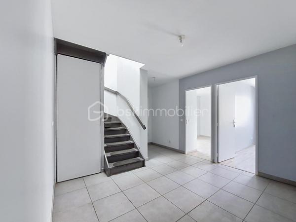 Alisson GREMBER vous présente ce rooftop récent de 4 pièces de 103 m² Carrez (116 m² utiles), de 2016, situé au 4e et dernier étage avec ascenseur, situé Avenue Jules Guesde à Vénissieux au cœur du secteur de Parilly, à la limite de Lyon 8e.
Il comprend 2 niveaux :
1.	Au niveau de l'entrée : - Entrée avec placard de rangement, trois belles chambres avec rangements intégrés, un espace bureau, une salle de bains, WC indépendants, espace buanderie sous escalier.
2.	À l'étage : - Superbe pièce de vie climatisée de plus de 43 m², lumineuse, une cuisine américaine entièrement équipée, une terrasse de 46 m², véritable espace de vie extérieur, idéale pour recevoir, WC indépendants, cellier-buanderie.
Un garage double fermé en sous-sol complète ce bien.
Résidence sécurisée : visiophone, et télésurveillance de l'immeuble et des garages. Local à vélo en sous-sol fermé et bel espace vert de copropriété. 
Chauffage et eau chaude sanitaire individuels au gaz. Volets roulants électriques. Velux à ouverture électrique.
La majorité des peintures sont à refaire. 
Proximité immédiate des commodités (hôpitaux, grands axes routiers). - Transports en commun : BUS, TRAM T4 et métro D, Gare de Vénissieux. - Commerces, grandes surfaces alimentaires et de bricolage. - École, collège et lycée à proximité. - Parc de Parilly à 5 minutes
Charges de copropriété : 196 EUR / mois 
Bien soumis au régime de la copropriété. Copropriété de 58 lots d’habitation. (Aucune procédure en cours) 
Taxe foncière : 1641 EUR / an. 
DPE : B

ATOUTS : Rooftop récent, dernier étage, belle copropriété, lumineux, grande terrasse, proche commerces et écoles, accès rapide gare Vénissieux et Parc de Parilly.
Visite virtuelle disponible.
PRIX DE VENTE HAI : 288 000 EUR dont Honoraires d'agence 7024 EUR charge vendeur soit 2.5 % seulement. Garage double en sus à 32000€. 
Contact Alisson Grember 06 26 81 44 68 Agent commercial RSAC 877976407 
***** ESTIMATION GRATUITE ! Vous souhaitez VENDRE votre bien ? Faites-moi confiance pendant 1, 2 ou 3 mois. BSK Immobilier - https://bskimmobilier.com/alisson-grember-11647 
Devenez apporteur d’affaires et gagnez 10% de la commission, téléchargez l’application MARECO, code parrain : 218802 – Alisson Grember.