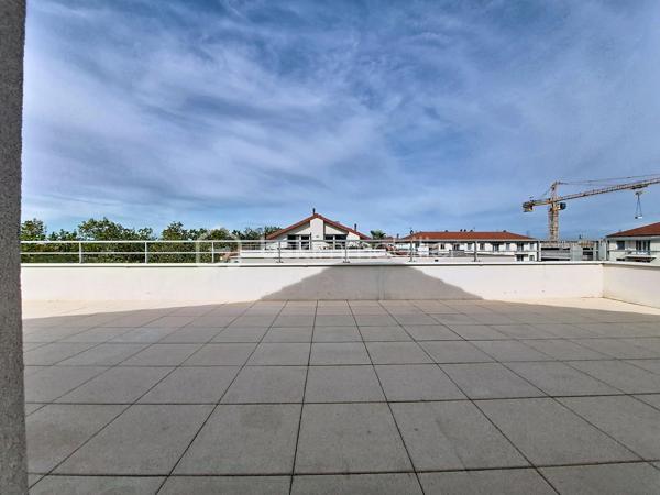 Alisson GREMBER vous présente ce rooftop récent de 4 pièces de 103 m² Carrez (116 m² utiles), de 2016, situé au 4e et dernier étage avec ascenseur, situé Avenue Jules Guesde à Vénissieux au cœur du secteur de Parilly, à la limite de Lyon 8e.
Il comprend 2 niveaux :
1.	Au niveau de l'entrée : - Entrée avec placard de rangement, trois belles chambres avec rangements intégrés, un espace bureau, une salle de bains, WC indépendants, espace buanderie sous escalier.
2.	À l'étage : - Superbe pièce de vie climatisée de plus de 43 m², lumineuse, une cuisine américaine entièrement équipée, une terrasse de 46 m², véritable espace de vie extérieur, idéale pour recevoir, WC indépendants, cellier-buanderie.
Un garage double fermé en sous-sol complète ce bien.
Résidence sécurisée : visiophone, et télésurveillance de l'immeuble et des garages. Local à vélo en sous-sol fermé et bel espace vert de copropriété. 
Chauffage et eau chaude sanitaire individuels au gaz. Volets roulants électriques. Velux à ouverture électrique.
La majorité des peintures sont à refaire. 
Proximité immédiate des commodités (hôpitaux, grands axes routiers). - Transports en commun : BUS, TRAM T4 et métro D, Gare de Vénissieux. - Commerces, grandes surfaces alimentaires et de bricolage. - École, collège et lycée à proximité. - Parc de Parilly à 5 minutes
Charges de copropriété : 196 EUR / mois 
Bien soumis au régime de la copropriété. Copropriété de 58 lots d’habitation. (Aucune procédure en cours) 
Taxe foncière : 1641 EUR / an. 
DPE : B

ATOUTS : Rooftop récent, dernier étage, belle copropriété, lumineux, grande terrasse, proche commerces et écoles, accès rapide gare Vénissieux et Parc de Parilly.
Visite virtuelle disponible.
PRIX DE VENTE HAI : 288 000 EUR dont Honoraires d'agence 7024 EUR charge vendeur soit 2.5 % seulement. Garage double en sus à 32000€. 
Contact Alisson Grember 06 26 81 44 68 Agent commercial RSAC 877976407 
***** ESTIMATION GRATUITE ! Vous souhaitez VENDRE votre bien ? Faites-moi confiance pendant 1, 2 ou 3 mois. BSK Immobilier - https://bskimmobilier.com/alisson-grember-11647 
Devenez apporteur d’affaires et gagnez 10% de la commission, téléchargez l’application MARECO, code parrain : 218802 – Alisson Grember.