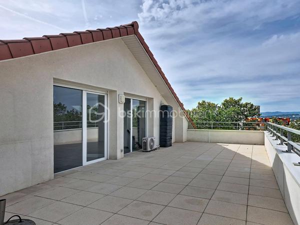 Alisson GREMBER vous présente ce rooftop récent de 4 pièces de 103 m² Carrez (116 m² utiles), de 2016, situé au 4e et dernier étage avec ascenseur, situé Avenue Jules Guesde à Vénissieux au cœur du secteur de Parilly, à la limite de Lyon 8e.
Il comprend 2 niveaux :
1.	Au niveau de l'entrée : - Entrée avec placard de rangement, trois belles chambres avec rangements intégrés, un espace bureau, une salle de bains, WC indépendants, espace buanderie sous escalier.
2.	À l'étage : - Superbe pièce de vie climatisée de plus de 43 m², lumineuse, une cuisine américaine entièrement équipée, une terrasse de 46 m², véritable espace de vie extérieur, idéale pour recevoir, WC indépendants, cellier-buanderie.
Un garage double fermé en sous-sol complète ce bien.
Résidence sécurisée : visiophone, et télésurveillance de l'immeuble et des garages. Local à vélo en sous-sol fermé et bel espace vert de copropriété. 
Chauffage et eau chaude sanitaire individuels au gaz. Volets roulants électriques. Velux à ouverture électrique.
La majorité des peintures sont à refaire. 
Proximité immédiate des commodités (hôpitaux, grands axes routiers). - Transports en commun : BUS, TRAM T4 et métro D, Gare de Vénissieux. - Commerces, grandes surfaces alimentaires et de bricolage. - École, collège et lycée à proximité. - Parc de Parilly à 5 minutes
Charges de copropriété : 196 EUR / mois 
Bien soumis au régime de la copropriété. Copropriété de 58 lots d’habitation. (Aucune procédure en cours) 
Taxe foncière : 1641 EUR / an. 
DPE : B

ATOUTS : Rooftop récent, dernier étage, belle copropriété, lumineux, grande terrasse, proche commerces et écoles, accès rapide gare Vénissieux et Parc de Parilly.
Visite virtuelle disponible.
PRIX DE VENTE HAI : 288 000 EUR dont Honoraires d'agence 7024 EUR charge vendeur soit 2.5 % seulement. Garage double en sus à 32000€. 
Contact Alisson Grember 06 26 81 44 68 Agent commercial RSAC 877976407 
***** ESTIMATION GRATUITE ! Vous souhaitez VENDRE votre bien ? Faites-moi confiance pendant 1, 2 ou 3 mois. BSK Immobilier - https://bskimmobilier.com/alisson-grember-11647 
Devenez apporteur d’affaires et gagnez 10% de la commission, téléchargez l’application MARECO, code parrain : 218802 – Alisson Grember.