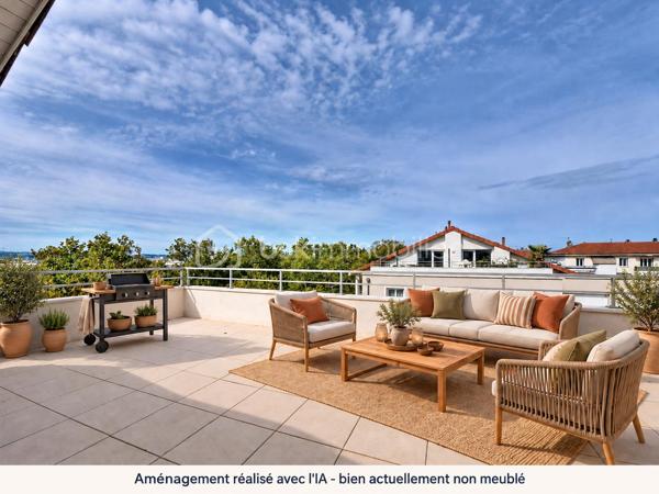 Alisson GREMBER vous présente ce rooftop récent de 4 pièces de 103 m² Carrez (116 m² utiles), de 2016, situé au 4e et dernier étage avec ascenseur, situé Avenue Jules Guesde à Vénissieux au cœur du secteur de Parilly, à la limite de Lyon 8e.
Il comprend 2 niveaux :
1.	Au niveau de l'entrée : - Entrée avec placard de rangement, trois belles chambres avec rangements intégrés, un espace bureau, une salle de bains, WC indépendants, espace buanderie sous escalier.
2.	À l'étage : - Superbe pièce de vie climatisée de plus de 43 m², lumineuse, une cuisine américaine entièrement équipée, une terrasse de 46 m², véritable espace de vie extérieur, idéale pour recevoir, WC indépendants, cellier-buanderie.
Un garage double fermé en sous-sol complète ce bien.
Résidence sécurisée : visiophone, et télésurveillance de l'immeuble et des garages. Local à vélo en sous-sol fermé et bel espace vert de copropriété. 
Chauffage et eau chaude sanitaire individuels au gaz. Volets roulants électriques. Velux à ouverture électrique.
La majorité des peintures sont à refaire. 
Proximité immédiate des commodités (hôpitaux, grands axes routiers). - Transports en commun : BUS, TRAM T4 et métro D, Gare de Vénissieux. - Commerces, grandes surfaces alimentaires et de bricolage. - École, collège et lycée à proximité. - Parc de Parilly à 5 minutes
Charges de copropriété : 196 EUR / mois 
Bien soumis au régime de la copropriété. Copropriété de 58 lots d’habitation. (Aucune procédure en cours) 
Taxe foncière : 1641 EUR / an. 
DPE : B

ATOUTS : Rooftop récent, dernier étage, belle copropriété, lumineux, grande terrasse, proche commerces et écoles, accès rapide gare Vénissieux et Parc de Parilly.
Visite virtuelle disponible.
PRIX DE VENTE HAI : 288 000 EUR dont Honoraires d'agence 7024 EUR charge vendeur soit 2.5 % seulement. Garage double en sus à 32000€. 
Contact Alisson Grember 06 26 81 44 68 Agent commercial RSAC 877976407 
***** ESTIMATION GRATUITE ! Vous souhaitez VENDRE votre bien ? Faites-moi confiance pendant 1, 2 ou 3 mois. BSK Immobilier - https://bskimmobilier.com/alisson-grember-11647 
Devenez apporteur d’affaires et gagnez 10% de la commission, téléchargez l’application MARECO, code parrain : 218802 – Alisson Grember.