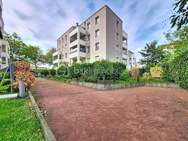 Alisson GREMBER vous présente ce rooftop récent de 4 pièces de 103 m² Carrez (116 m² utiles), de 2016, situé au 4e et dernier étage avec ascenseur, situé Avenue Jules Guesde à Vénissieux au cœur du secteur de Parilly, à la limite de Lyon 8e.
Il comprend 2 niveaux :
1.	Au niveau de l'entrée : - Entrée avec placard de rangement, trois belles chambres avec rangements intégrés, un espace bureau, une salle de bains, WC indépendants, espace buanderie sous escalier.
2.	À l'étage : - Superbe pièce de vie climatisée de plus de 43 m², lumineuse, une cuisine américaine entièrement équipée, une terrasse de 46 m², véritable espace de vie extérieur, idéale pour recevoir, WC indépendants, cellier-buanderie.
Un garage double fermé en sous-sol complète ce bien.
Résidence sécurisée : visiophone, et télésurveillance de l'immeuble et des garages. Local à vélo en sous-sol fermé et bel espace vert de copropriété. 
Chauffage et eau chaude sanitaire individuels au gaz. Volets roulants électriques. Velux à ouverture électrique.
La majorité des peintures sont à refaire. 
Proximité immédiate des commodités (hôpitaux, grands axes routiers). - Transports en commun : BUS, TRAM T4 et métro D, Gare de Vénissieux. - Commerces, grandes surfaces alimentaires et de bricolage. - École, collège et lycée à proximité. - Parc de Parilly à 5 minutes
Charges de copropriété : 196 EUR / mois 
Bien soumis au régime de la copropriété. Copropriété de 58 lots d’habitation. (Aucune procédure en cours) 
Taxe foncière : 1641 EUR / an. 
DPE : B

ATOUTS : Rooftop récent, dernier étage, belle copropriété, lumineux, grande terrasse, proche commerces et écoles, accès rapide gare Vénissieux et Parc de Parilly.
Visite virtuelle disponible.
PRIX DE VENTE HAI : 288 000 EUR dont Honoraires d'agence 7024 EUR charge vendeur soit 2.5 % seulement. Garage double en sus à 32000€. 
Contact Alisson Grember 06 26 81 44 68 Agent commercial RSAC 877976407 
***** ESTIMATION GRATUITE ! Vous souhaitez VENDRE votre bien ? Faites-moi confiance pendant 1, 2 ou 3 mois. BSK Immobilier - https://bskimmobilier.com/alisson-grember-11647 
Devenez apporteur d’affaires et gagnez 10% de la commission, téléchargez l’application MARECO, code parrain : 218802 – Alisson Grember.