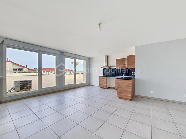Alisson GREMBER vous présente ce rooftop récent de 4 pièces de 103 m² Carrez (116 m² utiles), de 2016, situé au 4e et dernier étage avec ascenseur, situé Avenue Jules Guesde à Vénissieux au cœur du secteur de Parilly, à la limite de Lyon 8e.
Il comprend 2 niveaux :
1.	Au niveau de l'entrée : - Entrée avec placard de rangement, trois belles chambres avec rangements intégrés, un espace bureau, une salle de bains, WC indépendants, espace buanderie sous escalier.
2.	À l'étage : - Superbe pièce de vie climatisée de plus de 43 m², lumineuse, une cuisine américaine entièrement équipée, une terrasse de 46 m², véritable espace de vie extérieur, idéale pour recevoir, WC indépendants, cellier-buanderie.
Un garage double fermé en sous-sol complète ce bien.
Résidence sécurisée : visiophone, et télésurveillance de l'immeuble et des garages. Local à vélo en sous-sol fermé et bel espace vert de copropriété. 
Chauffage et eau chaude sanitaire individuels au gaz. Volets roulants électriques. Velux à ouverture électrique.
La majorité des peintures sont à refaire. 
Proximité immédiate des commodités (hôpitaux, grands axes routiers). - Transports en commun : BUS, TRAM T4 et métro D, Gare de Vénissieux. - Commerces, grandes surfaces alimentaires et de bricolage. - École, collège et lycée à proximité. - Parc de Parilly à 5 minutes
Charges de copropriété : 196 EUR / mois 
Bien soumis au régime de la copropriété. Copropriété de 58 lots d’habitation. (Aucune procédure en cours) 
Taxe foncière : 1641 EUR / an. 
DPE : B

ATOUTS : Rooftop récent, dernier étage, belle copropriété, lumineux, grande terrasse, proche commerces et écoles, accès rapide gare Vénissieux et Parc de Parilly.
Visite virtuelle disponible.
PRIX DE VENTE HAI : 288 000 EUR dont Honoraires d'agence 7024 EUR charge vendeur soit 2.5 % seulement. Garage double en sus à 32000€. 
Contact Alisson Grember 06 26 81 44 68 Agent commercial RSAC 877976407 
***** ESTIMATION GRATUITE ! Vous souhaitez VENDRE votre bien ? Faites-moi confiance pendant 1, 2 ou 3 mois. BSK Immobilier - https://bskimmobilier.com/alisson-grember-11647 
Devenez apporteur d’affaires et gagnez 10% de la commission, téléchargez l’application MARECO, code parrain : 218802 – Alisson Grember.