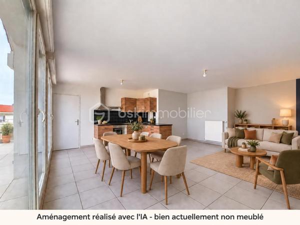 Alisson GREMBER vous présente ce rooftop récent de 4 pièces de 103 m² Carrez (116 m² utiles), de 2016, situé au 4e et dernier étage avec ascenseur, situé Avenue Jules Guesde à Vénissieux au cœur du secteur de Parilly, à la limite de Lyon 8e.
Il comprend 2 niveaux :
1.	Au niveau de l'entrée : - Entrée avec placard de rangement, trois belles chambres avec rangements intégrés, un espace bureau, une salle de bains, WC indépendants, espace buanderie sous escalier.
2.	À l'étage : - Superbe pièce de vie climatisée de plus de 43 m², lumineuse, une cuisine américaine entièrement équipée, une terrasse de 46 m², véritable espace de vie extérieur, idéale pour recevoir, WC indépendants, cellier-buanderie.
Un garage double fermé en sous-sol complète ce bien.
Résidence sécurisée : visiophone, et télésurveillance de l'immeuble et des garages. Local à vélo en sous-sol fermé et bel espace vert de copropriété. 
Chauffage et eau chaude sanitaire individuels au gaz. Volets roulants électriques. Velux à ouverture électrique.
La majorité des peintures sont à refaire. 
Proximité immédiate des commodités (hôpitaux, grands axes routiers). - Transports en commun : BUS, TRAM T4 et métro D, Gare de Vénissieux. - Commerces, grandes surfaces alimentaires et de bricolage. - École, collège et lycée à proximité. - Parc de Parilly à 5 minutes
Charges de copropriété : 196 EUR / mois 
Bien soumis au régime de la copropriété. Copropriété de 58 lots d’habitation. (Aucune procédure en cours) 
Taxe foncière : 1641 EUR / an. 
DPE : B

ATOUTS : Rooftop récent, dernier étage, belle copropriété, lumineux, grande terrasse, proche commerces et écoles, accès rapide gare Vénissieux et Parc de Parilly.
Visite virtuelle disponible.
PRIX DE VENTE HAI : 288 000 EUR dont Honoraires d'agence 7024 EUR charge vendeur soit 2.5 % seulement. Garage double en sus à 32000€. 
Contact Alisson Grember 06 26 81 44 68 Agent commercial RSAC 877976407 
***** ESTIMATION GRATUITE ! Vous souhaitez VENDRE votre bien ? Faites-moi confiance pendant 1, 2 ou 3 mois. BSK Immobilier - https://bskimmobilier.com/alisson-grember-11647 
Devenez apporteur d’affaires et gagnez 10% de la commission, téléchargez l’application MARECO, code parrain : 218802 – Alisson Grember.