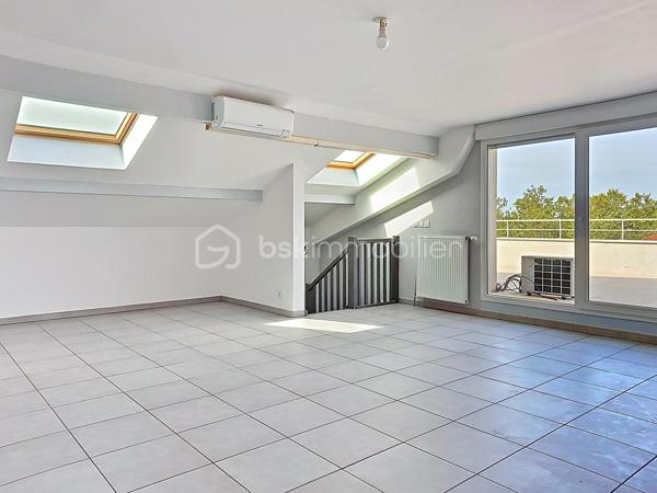Alisson GREMBER vous présente ce rooftop récent de 4 pièces de 103 m² Carrez (116 m² utiles), de 2016, situé au 4e et dernier étage avec ascenseur, situé Avenue Jules Guesde à Vénissieux au cœur du secteur de Parilly, à la limite de Lyon 8e.
Il comprend 2 niveaux :
1.	Au niveau de l'entrée : - Entrée avec placard de rangement, trois belles chambres avec rangements intégrés, un espace bureau, une salle de bains, WC indépendants, espace buanderie sous escalier.
2.	À l'étage : - Superbe pièce de vie climatisée de plus de 43 m², lumineuse, une cuisine américaine entièrement équipée, une terrasse de 46 m², véritable espace de vie extérieur, idéale pour recevoir, WC indépendants, cellier-buanderie.
Un garage double fermé en sous-sol complète ce bien.
Résidence sécurisée : visiophone, et télésurveillance de l'immeuble et des garages. Local à vélo en sous-sol fermé et bel espace vert de copropriété. 
Chauffage et eau chaude sanitaire individuels au gaz. Volets roulants électriques. Velux à ouverture électrique.
La majorité des peintures sont à refaire. 
Proximité immédiate des commodités (hôpitaux, grands axes routiers). - Transports en commun : BUS, TRAM T4 et métro D, Gare de Vénissieux. - Commerces, grandes surfaces alimentaires et de bricolage. - École, collège et lycée à proximité. - Parc de Parilly à 5 minutes
Charges de copropriété : 196 EUR / mois 
Bien soumis au régime de la copropriété. Copropriété de 58 lots d’habitation. (Aucune procédure en cours) 
Taxe foncière : 1641 EUR / an. 
DPE : B

ATOUTS : Rooftop récent, dernier étage, belle copropriété, lumineux, grande terrasse, proche commerces et écoles, accès rapide gare Vénissieux et Parc de Parilly.
Visite virtuelle disponible.
PRIX DE VENTE HAI : 288 000 EUR dont Honoraires d'agence 7024 EUR charge vendeur soit 2.5 % seulement. Garage double en sus à 32000€. 
Contact Alisson Grember 06 26 81 44 68 Agent commercial RSAC 877976407 
***** ESTIMATION GRATUITE ! Vous souhaitez VENDRE votre bien ? Faites-moi confiance pendant 1, 2 ou 3 mois. BSK Immobilier - https://bskimmobilier.com/alisson-grember-11647 
Devenez apporteur d’affaires et gagnez 10% de la commission, téléchargez l’application MARECO, code parrain : 218802 – Alisson Grember.