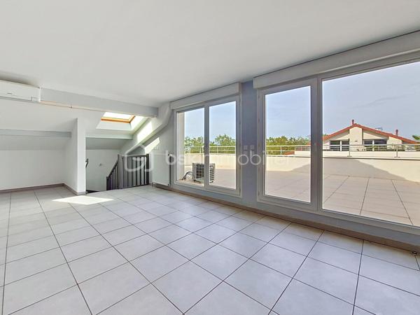 Alisson GREMBER vous présente ce rooftop récent de 4 pièces de 103 m² Carrez (116 m² utiles), de 2016, situé au 4e et dernier étage avec ascenseur, situé Avenue Jules Guesde à Vénissieux au cœur du secteur de Parilly, à la limite de Lyon 8e.
Il comprend 2 niveaux :
1.	Au niveau de l'entrée : - Entrée avec placard de rangement, trois belles chambres avec rangements intégrés, un espace bureau, une salle de bains, WC indépendants, espace buanderie sous escalier.
2.	À l'étage : - Superbe pièce de vie climatisée de plus de 43 m², lumineuse, une cuisine américaine entièrement équipée, une terrasse de 46 m², véritable espace de vie extérieur, idéale pour recevoir, WC indépendants, cellier-buanderie.
Un garage double fermé en sous-sol complète ce bien.
Résidence sécurisée : visiophone, et télésurveillance de l'immeuble et des garages. Local à vélo en sous-sol fermé et bel espace vert de copropriété. 
Chauffage et eau chaude sanitaire individuels au gaz. Volets roulants électriques. Velux à ouverture électrique.
La majorité des peintures sont à refaire. 
Proximité immédiate des commodités (hôpitaux, grands axes routiers). - Transports en commun : BUS, TRAM T4 et métro D, Gare de Vénissieux. - Commerces, grandes surfaces alimentaires et de bricolage. - École, collège et lycée à proximité. - Parc de Parilly à 5 minutes
Charges de copropriété : 196 EUR / mois 
Bien soumis au régime de la copropriété. Copropriété de 58 lots d’habitation. (Aucune procédure en cours) 
Taxe foncière : 1641 EUR / an. 
DPE : B

ATOUTS : Rooftop récent, dernier étage, belle copropriété, lumineux, grande terrasse, proche commerces et écoles, accès rapide gare Vénissieux et Parc de Parilly.
Visite virtuelle disponible.
PRIX DE VENTE HAI : 288 000 EUR dont Honoraires d'agence 7024 EUR charge vendeur soit 2.5 % seulement. Garage double en sus à 32000€. 
Contact Alisson Grember 06 26 81 44 68 Agent commercial RSAC 877976407 
***** ESTIMATION GRATUITE ! Vous souhaitez VENDRE votre bien ? Faites-moi confiance pendant 1, 2 ou 3 mois. BSK Immobilier - https://bskimmobilier.com/alisson-grember-11647 
Devenez apporteur d’affaires et gagnez 10% de la commission, téléchargez l’application MARECO, code parrain : 218802 – Alisson Grember.