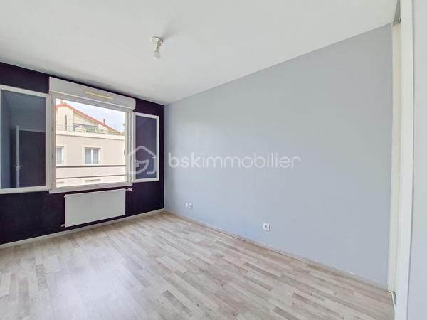 Alisson GREMBER vous présente ce rooftop récent de 4 pièces de 103 m² Carrez (116 m² utiles), de 2016, situé au 4e et dernier étage avec ascenseur, situé Avenue Jules Guesde à Vénissieux au cœur du secteur de Parilly, à la limite de Lyon 8e.
Il comprend 2 niveaux :
1.	Au niveau de l'entrée : - Entrée avec placard de rangement, trois belles chambres avec rangements intégrés, un espace bureau, une salle de bains, WC indépendants, espace buanderie sous escalier.
2.	À l'étage : - Superbe pièce de vie climatisée de plus de 43 m², lumineuse, une cuisine américaine entièrement équipée, une terrasse de 46 m², véritable espace de vie extérieur, idéale pour recevoir, WC indépendants, cellier-buanderie.
Un garage double fermé en sous-sol complète ce bien.
Résidence sécurisée : visiophone, et télésurveillance de l'immeuble et des garages. Local à vélo en sous-sol fermé et bel espace vert de copropriété. 
Chauffage et eau chaude sanitaire individuels au gaz. Volets roulants électriques. Velux à ouverture électrique.
La majorité des peintures sont à refaire. 
Proximité immédiate des commodités (hôpitaux, grands axes routiers). - Transports en commun : BUS, TRAM T4 et métro D, Gare de Vénissieux. - Commerces, grandes surfaces alimentaires et de bricolage. - École, collège et lycée à proximité. - Parc de Parilly à 5 minutes
Charges de copropriété : 196 EUR / mois 
Bien soumis au régime de la copropriété. Copropriété de 58 lots d’habitation. (Aucune procédure en cours) 
Taxe foncière : 1641 EUR / an. 
DPE : B

ATOUTS : Rooftop récent, dernier étage, belle copropriété, lumineux, grande terrasse, proche commerces et écoles, accès rapide gare Vénissieux et Parc de Parilly.
Visite virtuelle disponible.
PRIX DE VENTE HAI : 288 000 EUR dont Honoraires d'agence 7024 EUR charge vendeur soit 2.5 % seulement. Garage double en sus à 32000€. 
Contact Alisson Grember 06 26 81 44 68 Agent commercial RSAC 877976407 
***** ESTIMATION GRATUITE ! Vous souhaitez VENDRE votre bien ? Faites-moi confiance pendant 1, 2 ou 3 mois. BSK Immobilier - https://bskimmobilier.com/alisson-grember-11647 
Devenez apporteur d’affaires et gagnez 10% de la commission, téléchargez l’application MARECO, code parrain : 218802 – Alisson Grember.