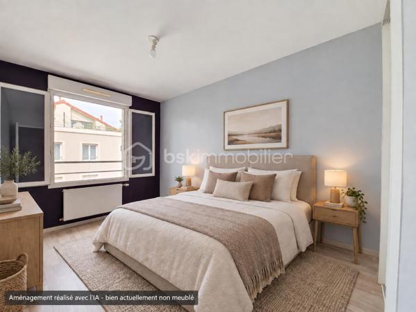 Alisson GREMBER vous présente ce rooftop récent de 4 pièces de 103 m² Carrez (116 m² utiles), de 2016, situé au 4e et dernier étage avec ascenseur, situé Avenue Jules Guesde à Vénissieux au cœur du secteur de Parilly, à la limite de Lyon 8e.
Il comprend 2 niveaux :
1.	Au niveau de l'entrée : - Entrée avec placard de rangement, trois belles chambres avec rangements intégrés, un espace bureau, une salle de bains, WC indépendants, espace buanderie sous escalier.
2.	À l'étage : - Superbe pièce de vie climatisée de plus de 43 m², lumineuse, une cuisine américaine entièrement équipée, une terrasse de 46 m², véritable espace de vie extérieur, idéale pour recevoir, WC indépendants, cellier-buanderie.
Un garage double fermé en sous-sol complète ce bien.
Résidence sécurisée : visiophone, et télésurveillance de l'immeuble et des garages. Local à vélo en sous-sol fermé et bel espace vert de copropriété. 
Chauffage et eau chaude sanitaire individuels au gaz. Volets roulants électriques. Velux à ouverture électrique.
La majorité des peintures sont à refaire. 
Proximité immédiate des commodités (hôpitaux, grands axes routiers). - Transports en commun : BUS, TRAM T4 et métro D, Gare de Vénissieux. - Commerces, grandes surfaces alimentaires et de bricolage. - École, collège et lycée à proximité. - Parc de Parilly à 5 minutes
Charges de copropriété : 196 EUR / mois 
Bien soumis au régime de la copropriété. Copropriété de 58 lots d’habitation. (Aucune procédure en cours) 
Taxe foncière : 1641 EUR / an. 
DPE : B

ATOUTS : Rooftop récent, dernier étage, belle copropriété, lumineux, grande terrasse, proche commerces et écoles, accès rapide gare Vénissieux et Parc de Parilly.
Visite virtuelle disponible.
PRIX DE VENTE HAI : 288 000 EUR dont Honoraires d'agence 7024 EUR charge vendeur soit 2.5 % seulement. Garage double en sus à 32000€. 
Contact Alisson Grember 06 26 81 44 68 Agent commercial RSAC 877976407 
***** ESTIMATION GRATUITE ! Vous souhaitez VENDRE votre bien ? Faites-moi confiance pendant 1, 2 ou 3 mois. BSK Immobilier - https://bskimmobilier.com/alisson-grember-11647 
Devenez apporteur d’affaires et gagnez 10% de la commission, téléchargez l’application MARECO, code parrain : 218802 – Alisson Grember.
