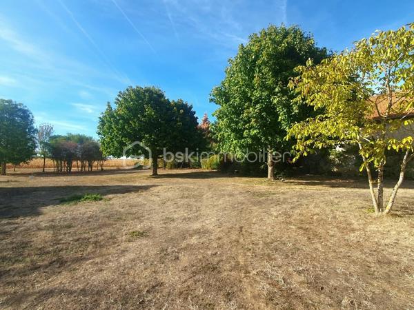À seulement 2 km de PROVINS ( commodités, commerces et gare SNCF ), venez découvrir ce beau terrain constructible situé dans un village recherché pour son cadre agréable et son calme.

Terrain plat de 1056 m², 14 mètres de façade, LIBRE CONSTRUCTEUR !

Non soumis bâtiment de France ! 

N'attendez plus et faites construire la maison de vos rêves sur ce terrain  !!!

Pour plus d'informations, n'hésitez pas à contacter Julien & Cindy LUCIANI au 06 52 63 33 63.