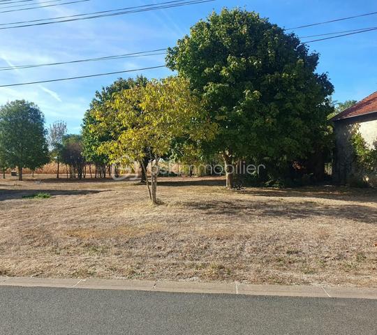 À seulement 2 km de PROVINS ( commodités, commerces et gare SNCF ), venez découvrir ce beau terrain constructible situé dans un village recherché pour son cadre agréable et son calme.

Terrain plat de 1056 m², 14 mètres de façade, LIBRE CONSTRUCTEUR !

Non soumis bâtiment de France ! 

N'attendez plus et faites construire la maison de vos rêves sur ce terrain  !!!

Pour plus d'informations, n'hésitez pas à contacter Julien & Cindy LUCIANI au 06 52 63 33 63.