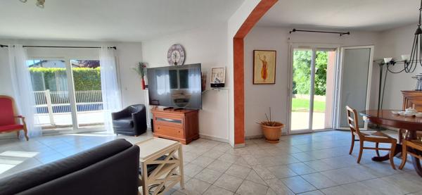 Maison contemporaine à vendre à Saint Denis Les Bourg - 6 chambres  , grand garage et piscine