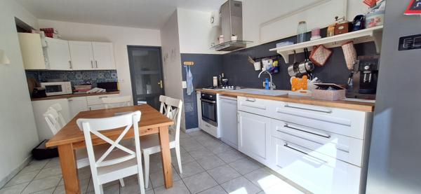 Maison contemporaine à vendre à Saint Denis Les Bourg - 6 chambres  , grand garage et piscine