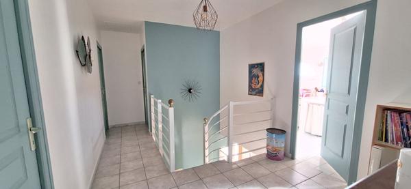 Maison contemporaine à vendre à Saint Denis Les Bourg - 6 chambres  , grand garage et piscine