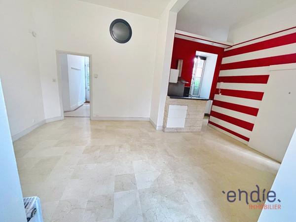 Appartement atypique 4 pièces avec jardin et parking dans un cadre exceptionnel