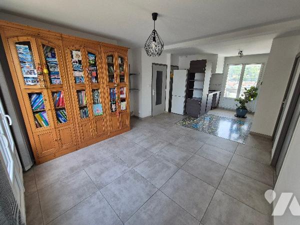 Appartement au troisième étage avec cave.