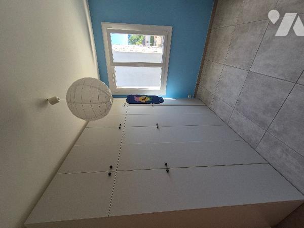 Appartement au troisième étage avec cave.