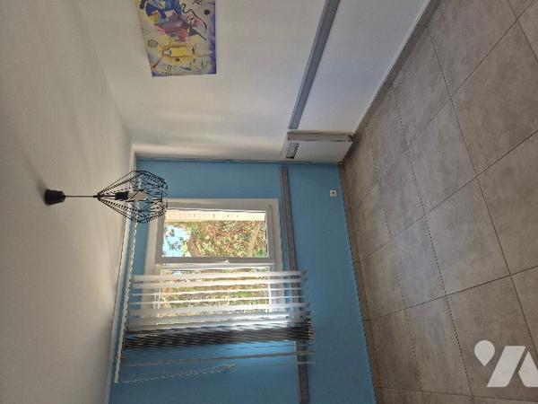 Appartement au troisième étage avec cave.