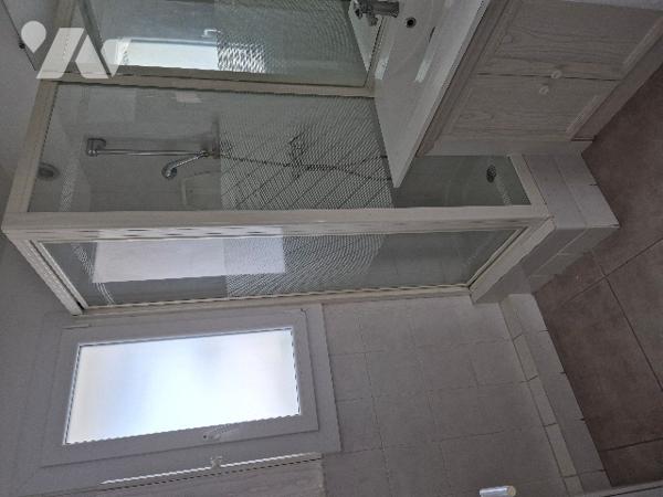 Appartement au troisième étage avec cave.