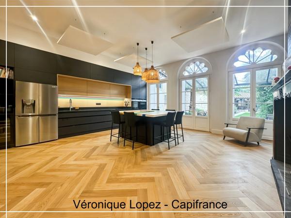 Agen, cœur de ville, superbe maison en pierre de 266 m² entièrement rénovée, jardin, piscine, atelier, garage 5 voitures