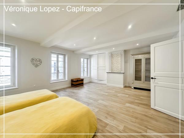 Agen, cœur de ville, superbe maison en pierre de 266 m² entièrement rénovée, jardin, piscine, atelier, garage 5 voitures