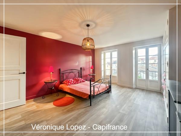 Agen, cœur de ville, superbe maison en pierre de 266 m² entièrement rénovée, jardin, piscine, atelier, garage 5 voitures