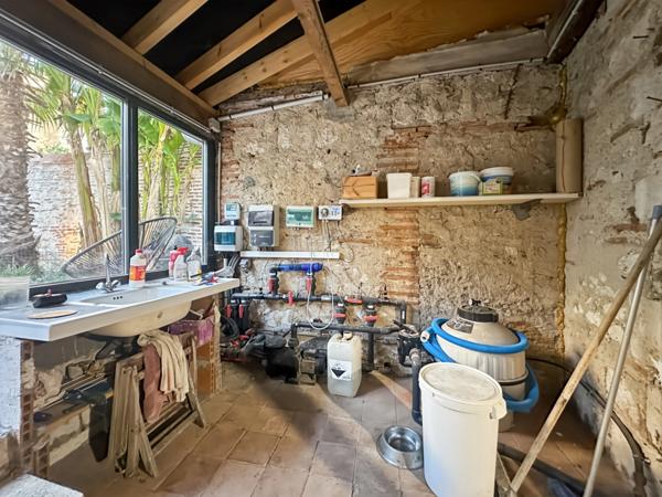 Agen, cœur de ville, superbe maison en pierre de 266 m² entièrement rénovée, jardin, piscine, atelier, garage 5 voitures