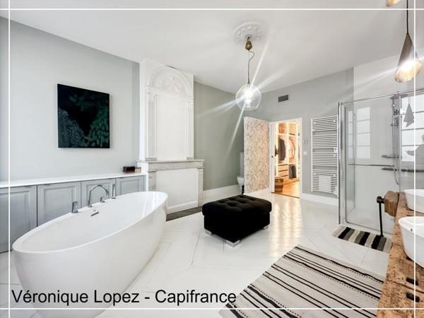 Agen, cœur de ville, superbe maison en pierre de 266 m² entièrement rénovée, jardin, piscine, atelier, garage 5 voitures