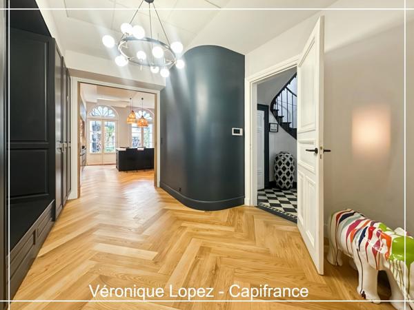 Agen, cœur de ville, superbe maison en pierre de 266 m² entièrement rénovée, jardin, piscine, atelier, garage 5 voitures