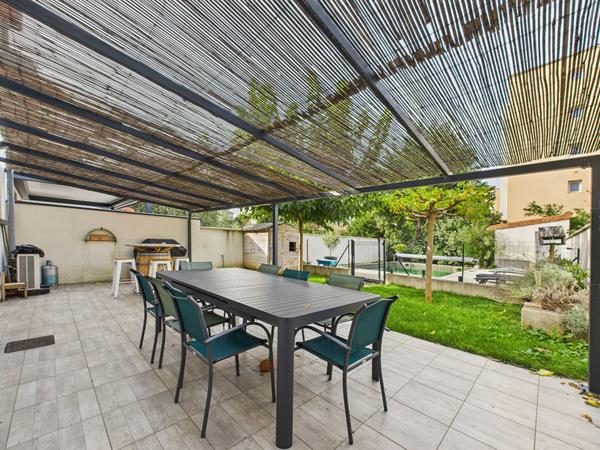 Maison mitoyenne rénovée de 117 m2 avec piscine le petit charran