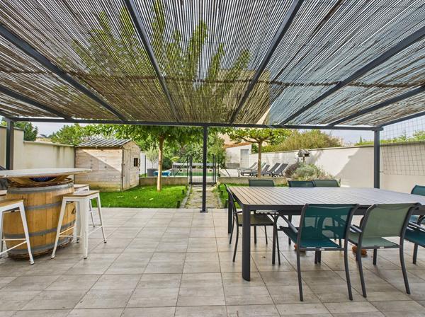 Maison mitoyenne rénovée de 117 m2 avec piscine le petit charran