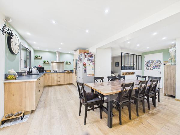 Maison mitoyenne rénovée de 117 m2 avec piscine le petit charran