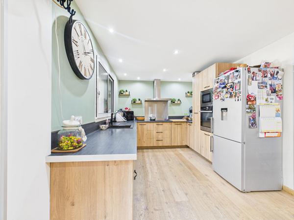 Maison mitoyenne rénovée de 117 m2 avec piscine le petit charran