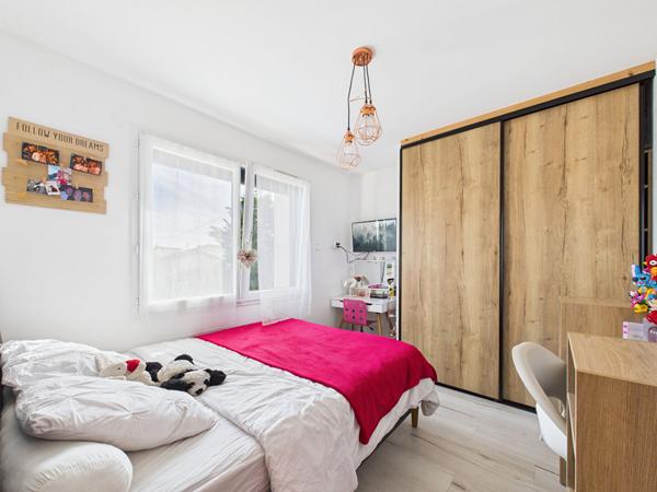 Maison mitoyenne rénovée de 117 m2 avec piscine le petit charran