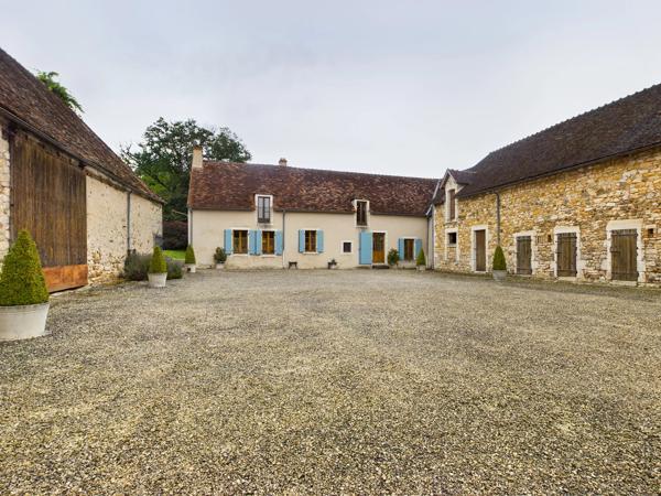 Ferme classique, grandes granges, piscine et 4 hectares!