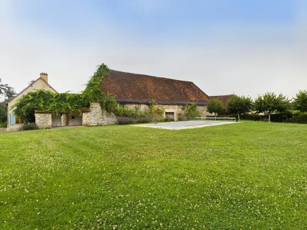 Ferme classique, grandes granges, piscine et 4 hectares!